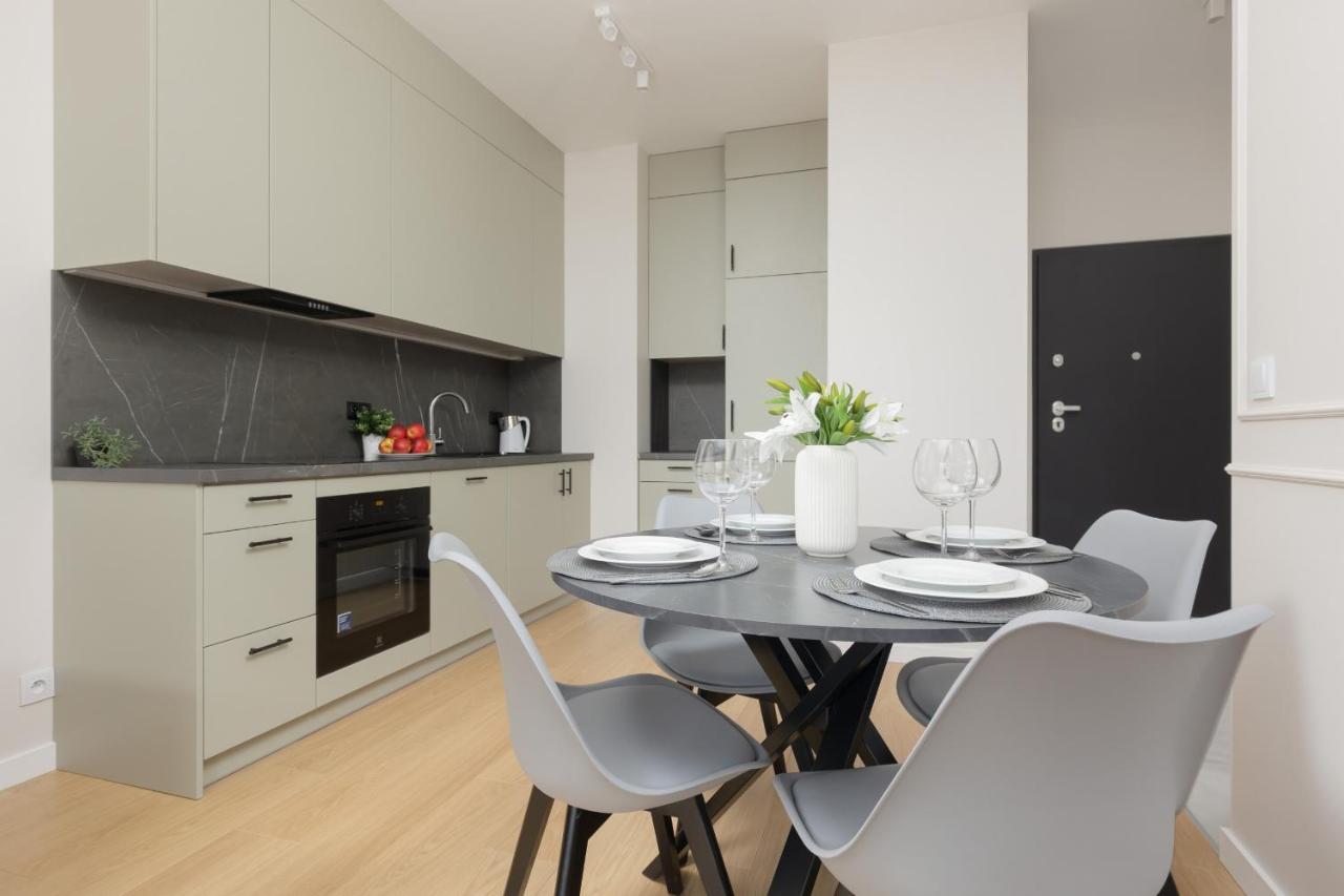 Wola Spacious Flat With Air Conditioning & Balcony By Noclegi Renters Warsaw Exterior photo