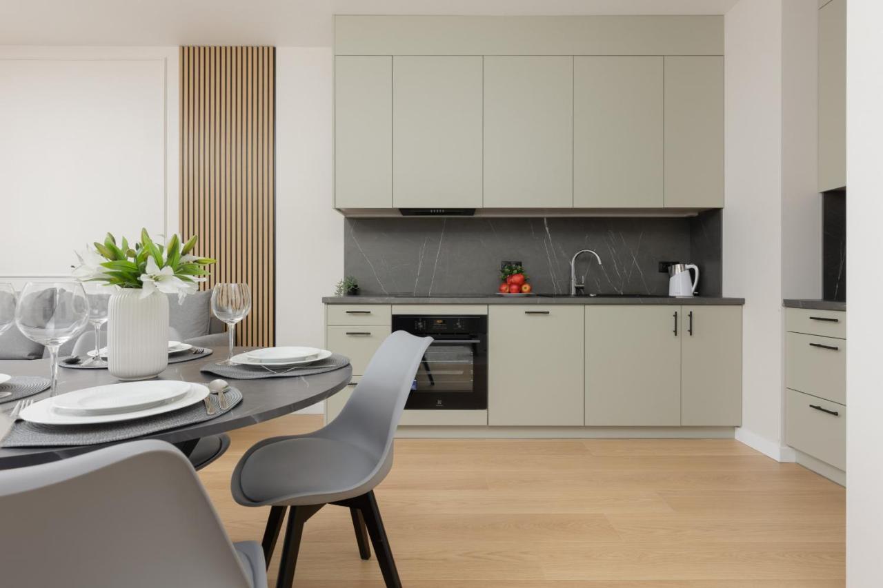 Wola Spacious Flat With Air Conditioning & Balcony By Noclegi Renters Warsaw Exterior photo